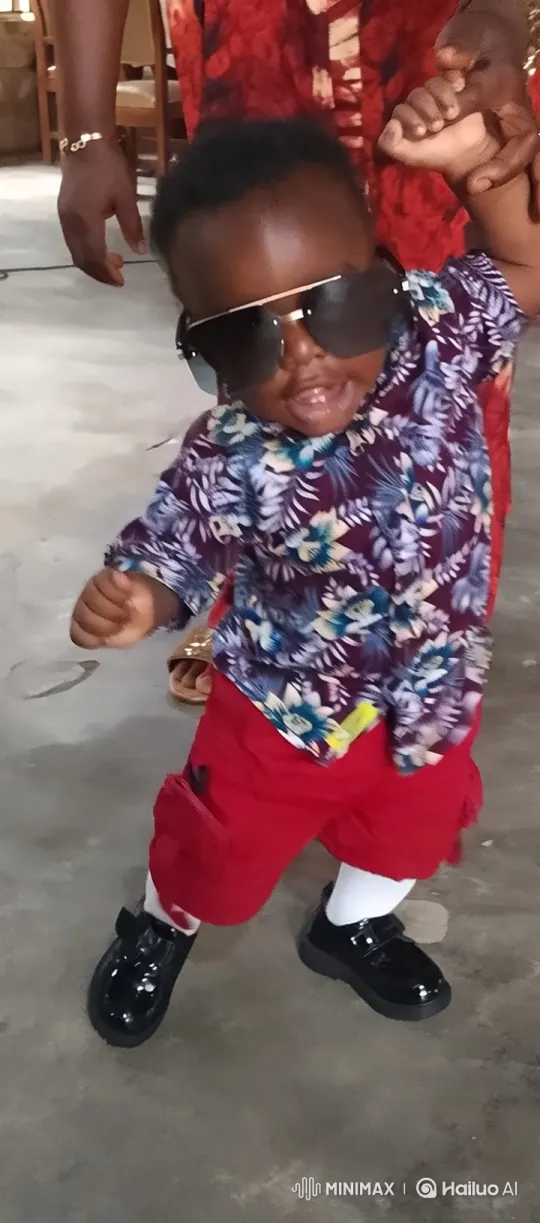 Toddler's Joyful First Steps with Sunglasses – AI Generated Video | Hailuo AI
