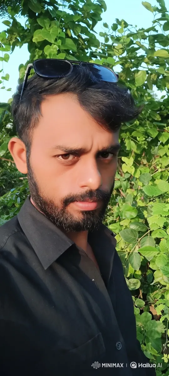 Couple Shares Intimate Moment in Golden Hour Park – AI Generated Video | Hailuo AI