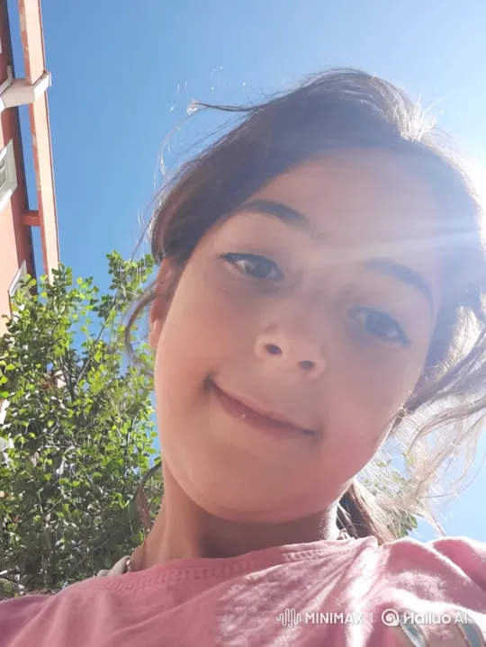 Young Girl and Kitten Enjoying a Sunny Day – AI Generated Video | Hailuo AI