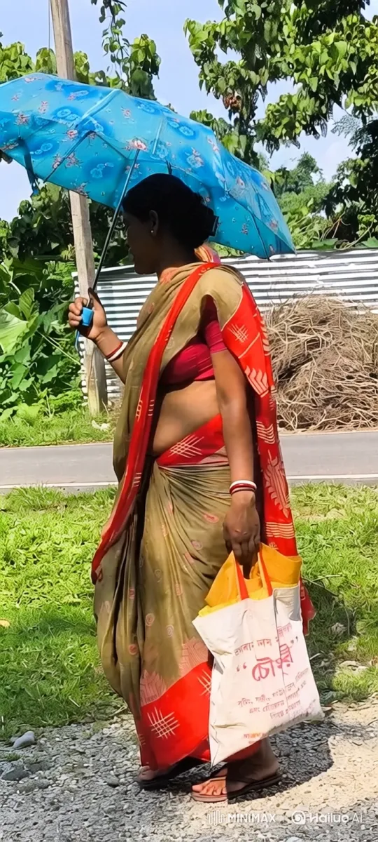Woman in Traditional Dress Walks with Umbrella看向镜头 – AI Generated Video | Hailuo AI