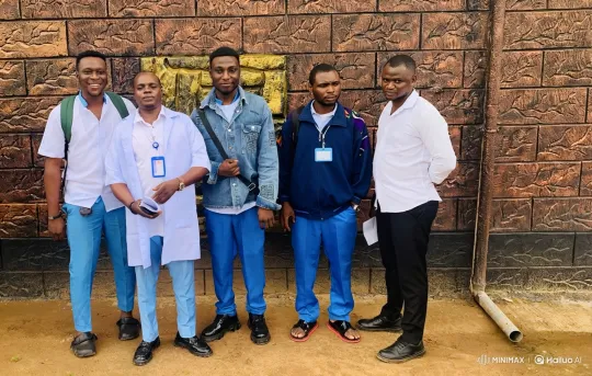 Five Men Pose, Drive Mercedes-Benz to White House – AI Generated Video | Hailuo AI
