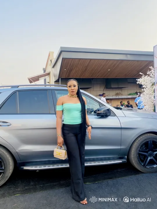Stylish Woman Enters Modern Airport Terminal – AI Generated Video | Hailuo AI