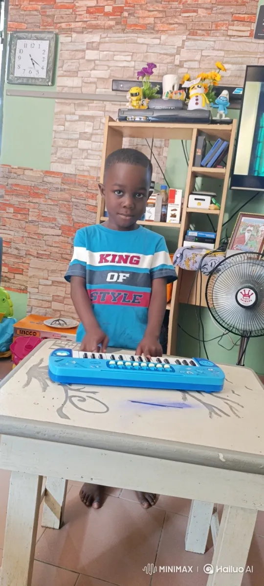 Boy Carries Toy Piano on Airplane – AI Generated Video | Hailuo AI