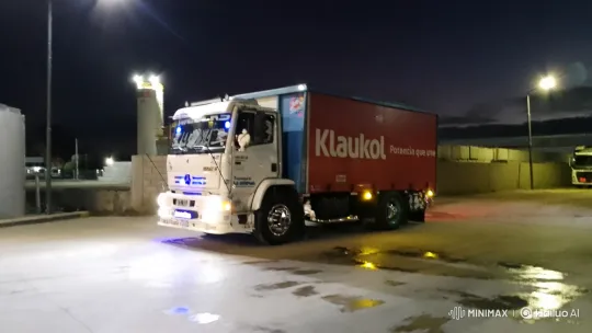 Industrial Truck Lowering with Controlled Pneumatic Suspension – AI Generated Video | Hailuo AI