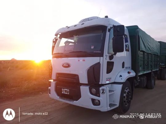 White Ford Truck Lowering on Dirt Road – AI Generated Video | Hailuo AI