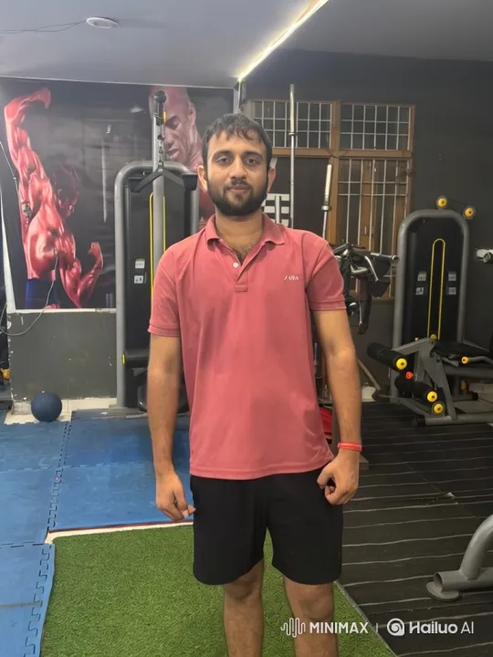 Man in Gym: Smooth Camera Movement and Close-Up – AI Generated Video | Hailuo AI
