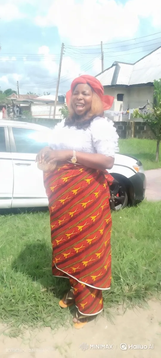 Woman in Traditional Attire Showcases Vibrant Style – AI Generated Video | Hailuo AI