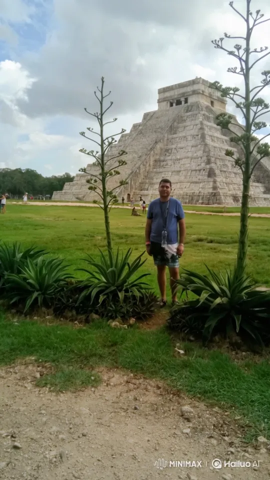 Tourist Captivated by Alien Spaceship Over Chichen Itza – AI Generated Video | Hailuo AI