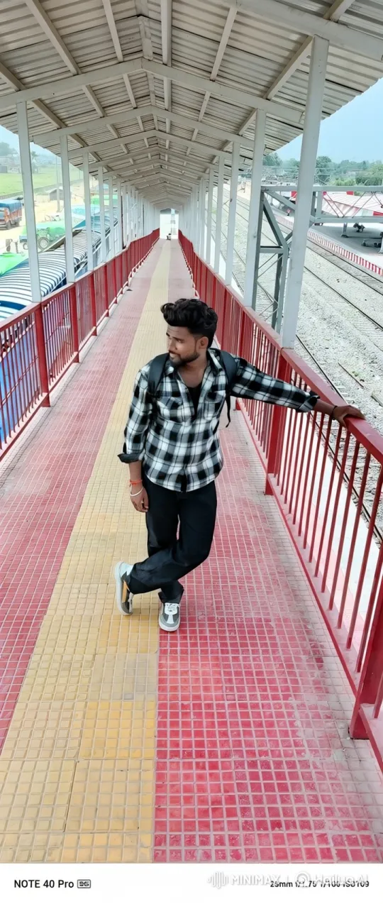 Young Man Meets Narendra Modi on Pedestrian Bridge – AI Generated Video | Hailuo AI