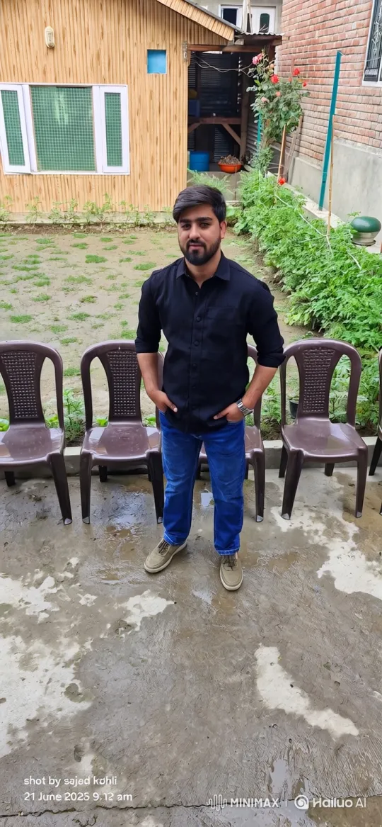 Man Greets Man Resembling PM Modi in Courtyard – AI Generated Video | Hailuo AI