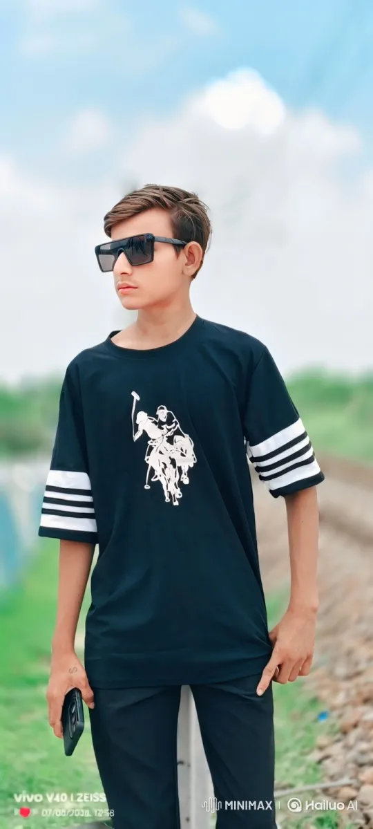 Young Man in Thoughtful Stance, Focused Gaze – AI Generated Video | Hailuo AI