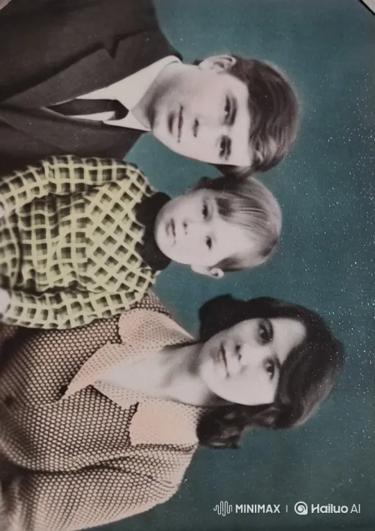 Family Portrait Comes to Life with Tender Kisses – AI Generated Video | Hailuo AI