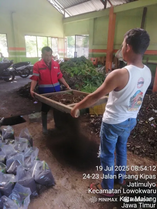 Composting Facility Workers' Unexpected Altercation – AI Generated Video | Hailuo AI