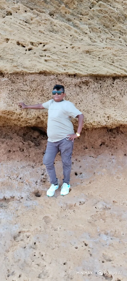 Outdoor Group Embrace Captures Joyful Friendship – AI Generated Video | Hailuo AI