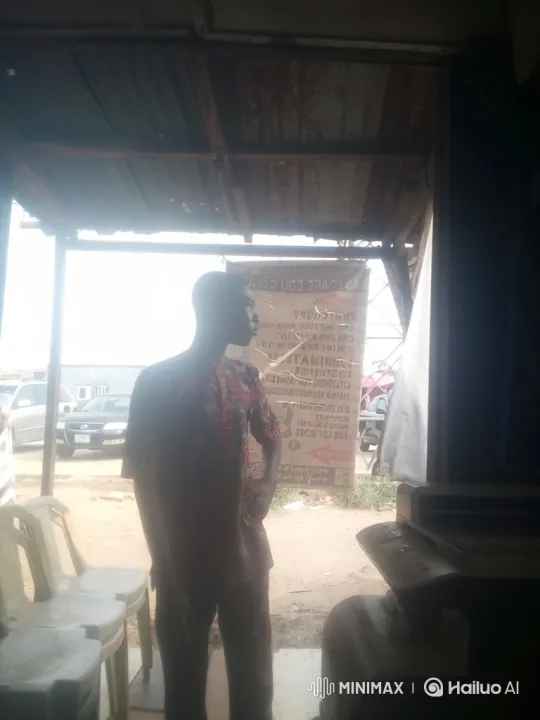 Man in Rustic Shop Meets Entrepreneur in High-Tech Office – AI Generated Video | Hailuo AI