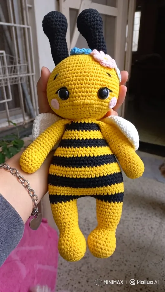 Crocheted Bee Comes to Life in Friendly Wave – AI Generated Video | Hailuo AI
