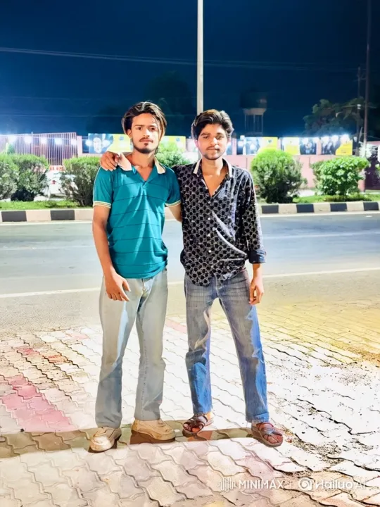 Unexpected Encounter with Modi-like Figure on Sidewalk – AI Generated Video | Hailuo AI