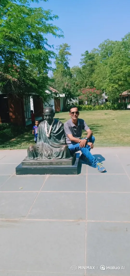 Narendra Modi Meets Man by Historical Figure Statue – AI Generated Video | Hailuo AI