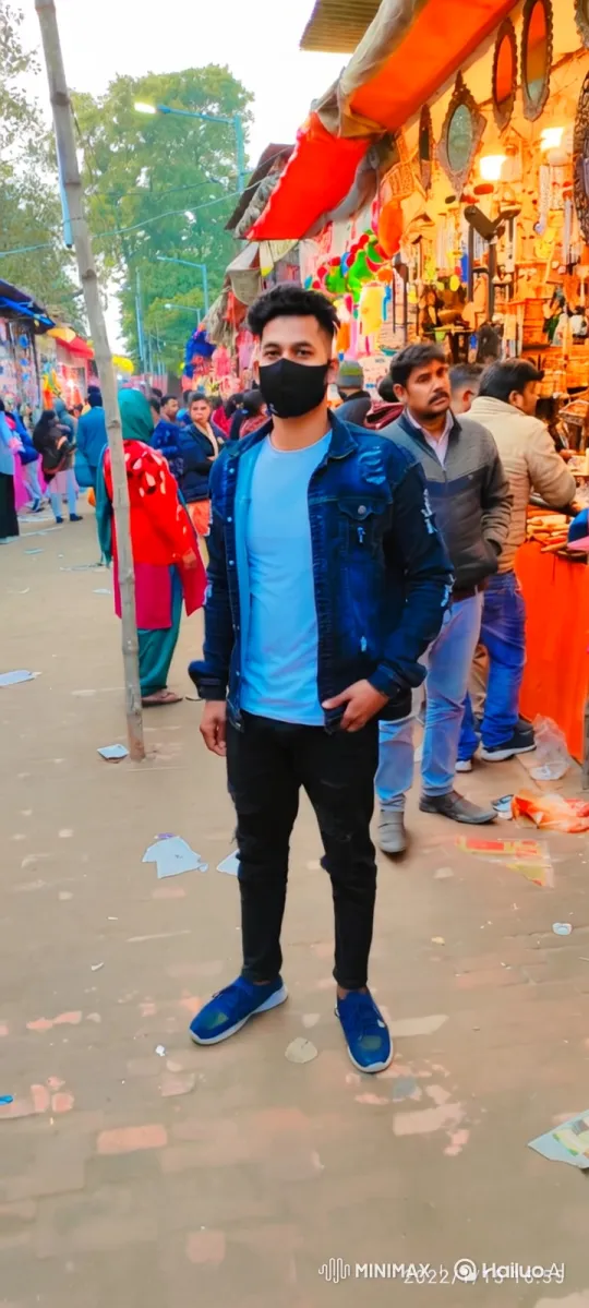 Young Man Walks Through Bustling Outdoor Market – AI Generated Video | Hailuo AI