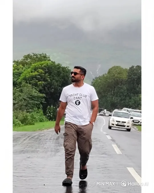 Indian Prime Minister Narendra Modi greets man on rural road – AI Generated Video | Hailuo AI