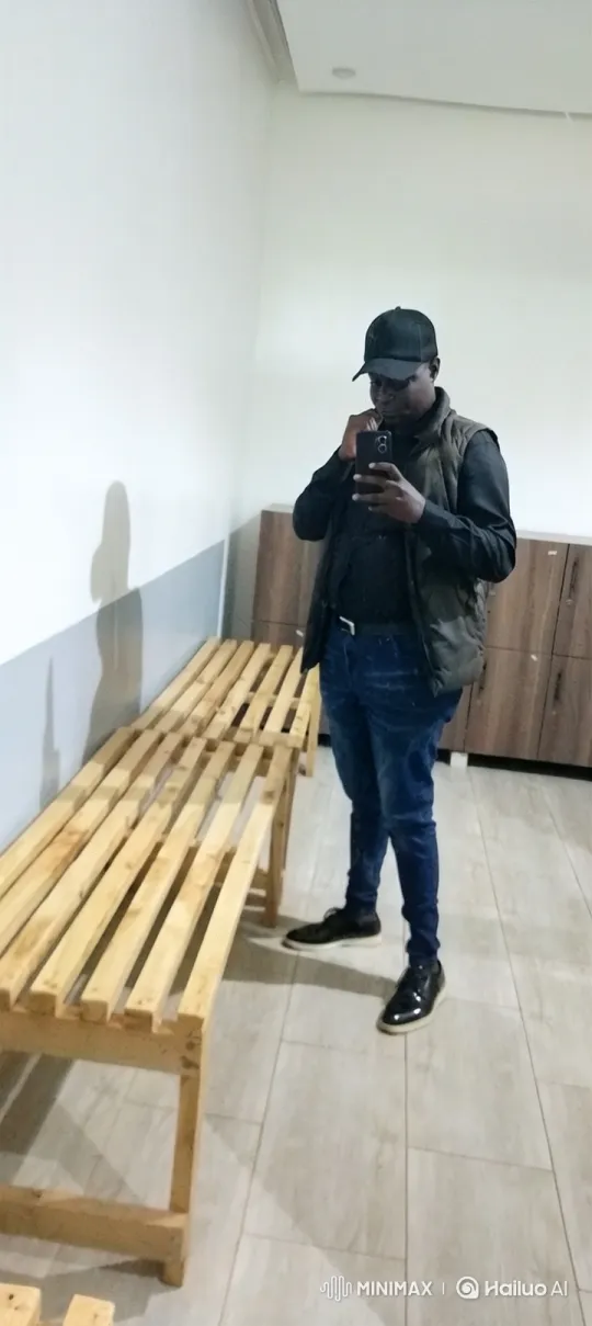 Man Takes Selfie, Room Revealed in Tracking Shot – AI Generated Video | Hailuo AI