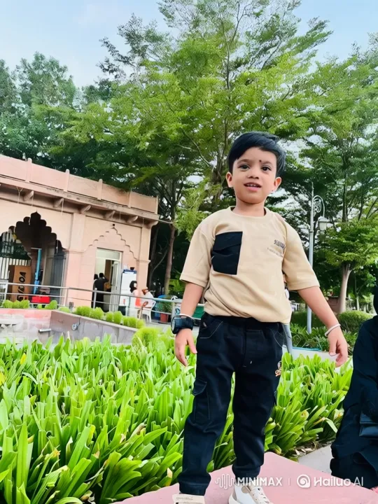 Man Ages Rapidly in Park, Meets 'Modi' from Rolls Royce – AI Generated Video | Hailuo AI