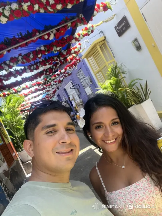 Family Vacation Selfie: Joyful Moment on Sunny Street – AI Generated Video | Hailuo AI