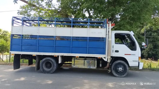 Livestock Truck Simulates Automatic Suspension Deflation – AI Generated Video | Hailuo AI