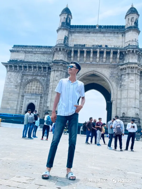 Young Man Meets Doppelgänger of Modi by Luxury Car in Plaza – AI Generated Video | Hailuo AI