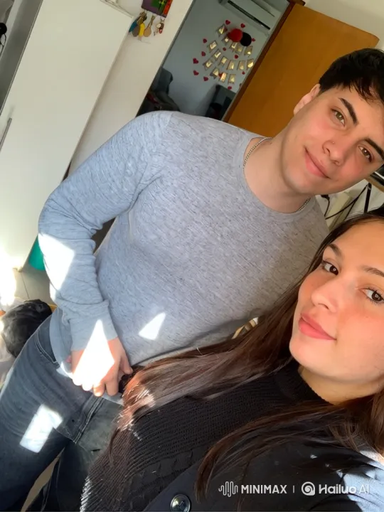 Family Embrace: Capturing Intimate Moments with Grainy Authenticity – AI Generated Video | Hailuo AI