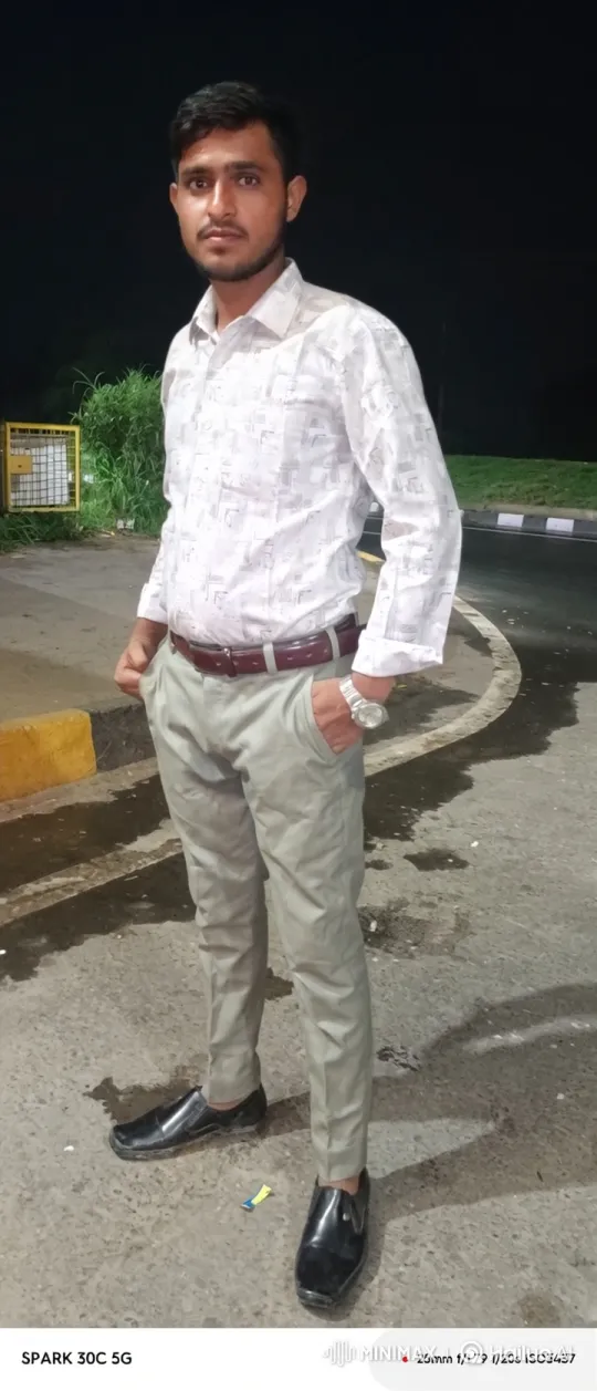 Young Man Evolves Pose and Expression on Wet Pavement – AI Generated Video | Hailuo AI