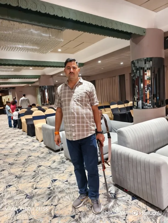 Man with Rifle Meets Prime Minister in Elegant Hall – AI Generated Video | Hailuo AI