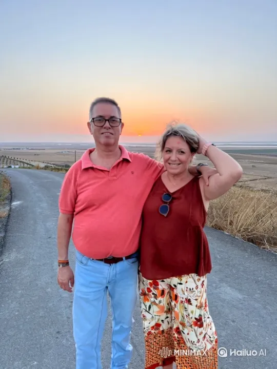Family Walk and Selfie Under Dusk's Glow – AI Generated Video | Hailuo AI