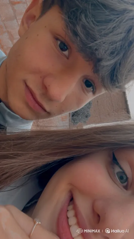 Young Couple Embraces Their Daughter in Intimate Moment – AI Generated Video | Hailuo AI