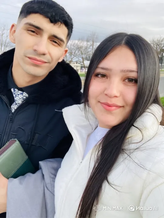 Family Portrait Captures Intimate Park Moment – AI Generated Video | Hailuo AI