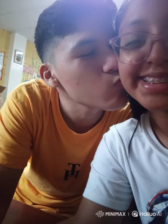 Family Embrace Captured in Intimate, Warm Video – AI Generated Video | Hailuo AI