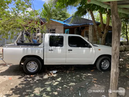White Pickup Truck Lowers Smoothly in Sunlit Yard – AI Generated Video | Hailuo AI