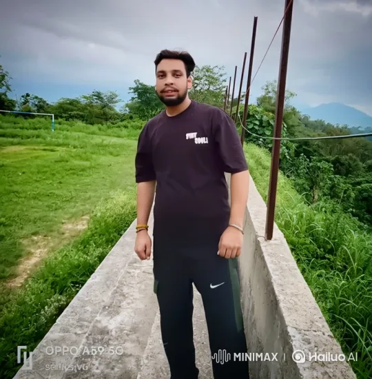 Young Couple Shares Intimate Moment in Golden-Hour Park – AI Generated Video | Hailuo AI