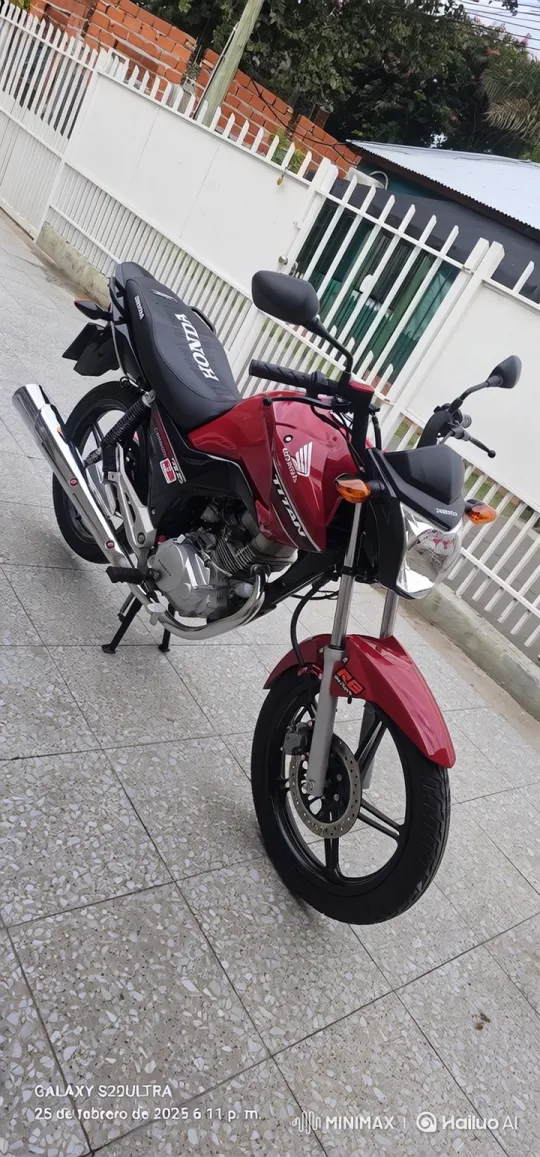 Honda Titan Motorcycle Starts and Drives Away – AI Generated Video | Hailuo AI