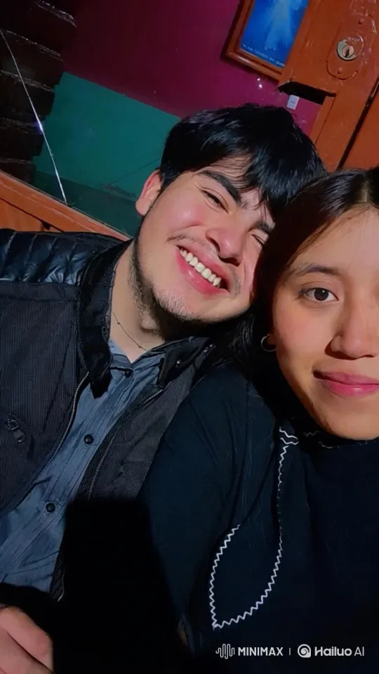 Family Portrait: Cozy, Loving Embrace of Parents and Child – AI Generated Video | Hailuo AI