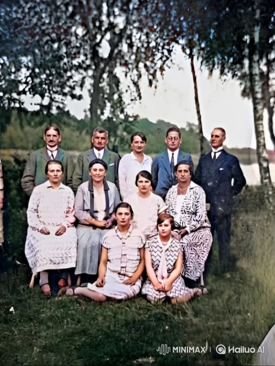 Vintage Family Photo Brought to Life with Subtle Animations – AI Generated Video | Hailuo AI
