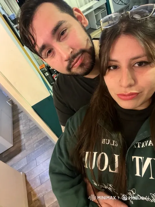 Family Embrace Captures Heartfelt Connection – AI Generated Video | Hailuo AI