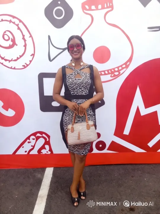 Model Struts Confidently Showcases Fashionable Clothing – AI Generated Video | Hailuo AI