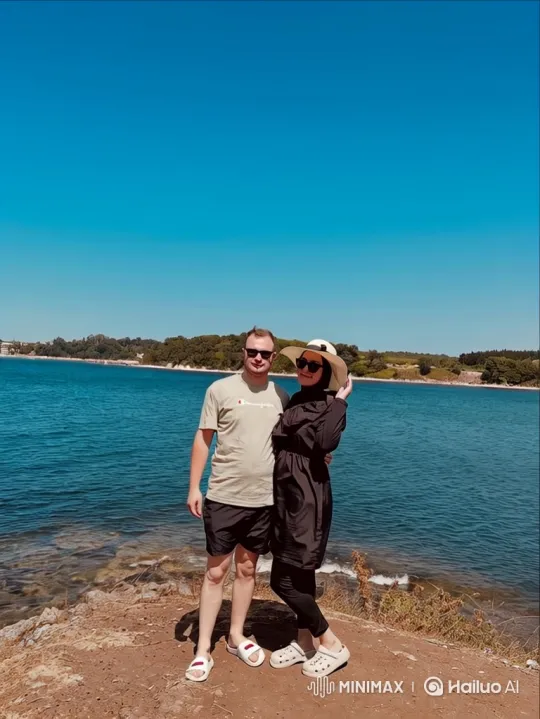Family Embrace Captured in Realistic, Candid Video – AI Generated Video | Hailuo AI