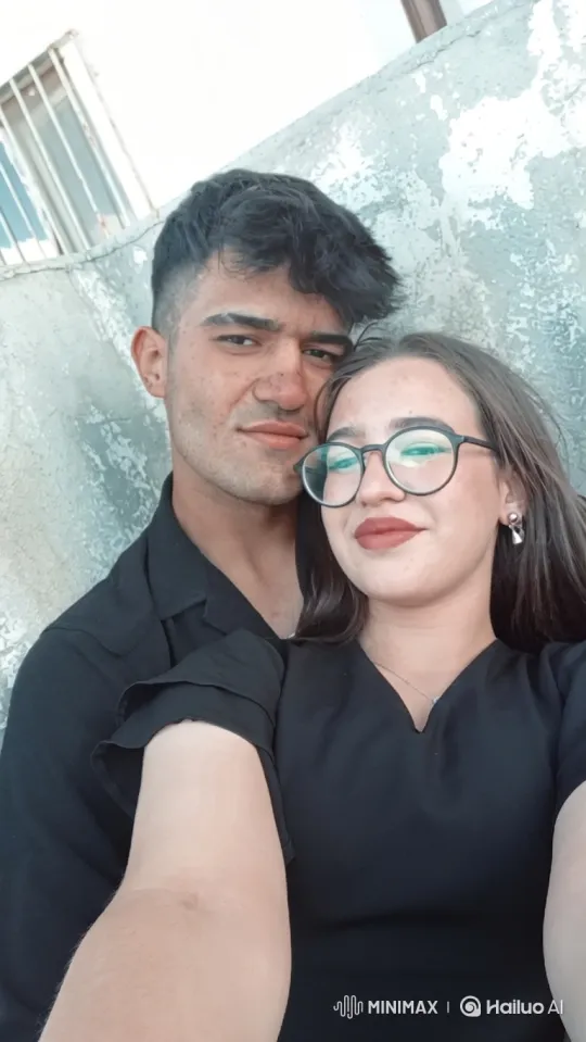 Family Embraces in Summer Evening's Glow – AI Generated Video | Hailuo AI