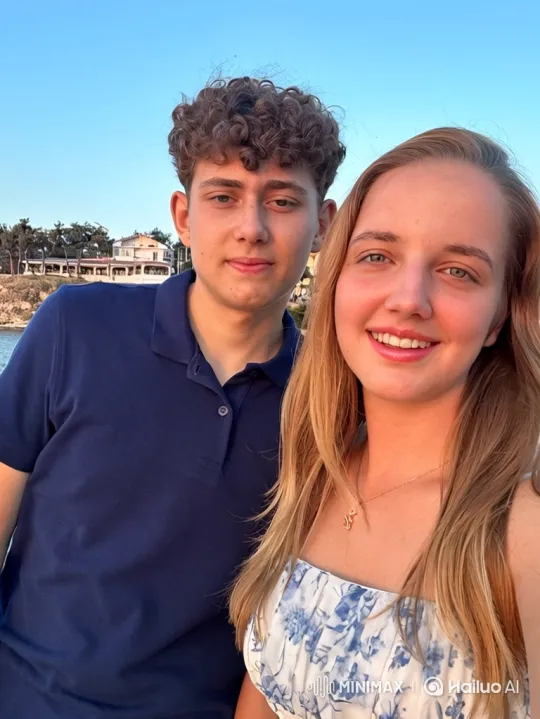 Family Portrait: Summer Evening's Joyful Embrace – AI Generated Video | Hailuo AI