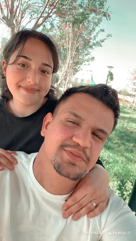 Family Reunion on Park Bench Captures Joyful Moment – AI Generated Video | Hailuo AI