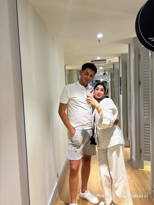 Couple and Toddler Embrace in Mirror Selfie – AI Generated Video | Hailuo AI
