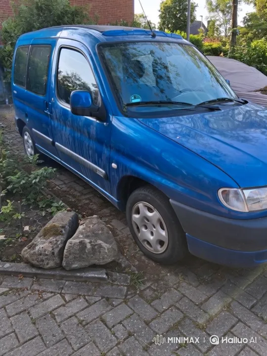 Woman Starts Old Van, Thick Smoke Erupts from Exhaust – AI Generated Video | Hailuo AI