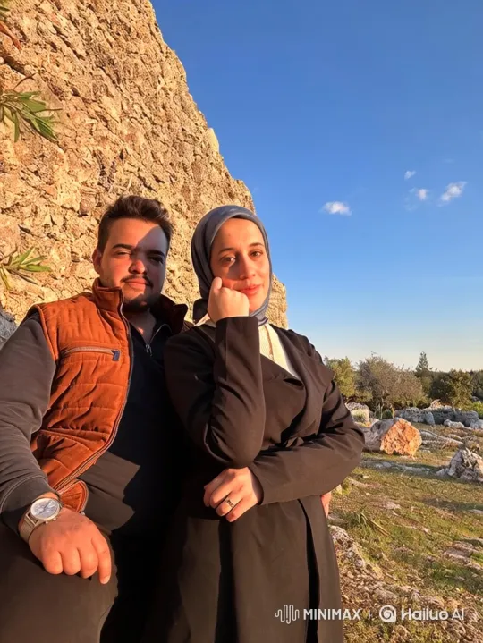 Affectionate Family Portrait in Golden Hour Light – AI Generated Video | Hailuo AI